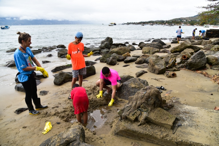 Ação do Instituto Supereco no Clean Up Day retira quase 400 kg de lixo de praias de São Sebastião