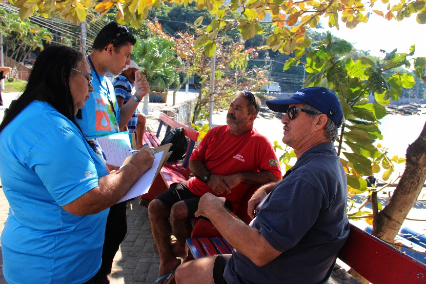 Na foto, liderança comunitária do Grupo Ciclos Contínuos (do segmento da pesca), Maria Djanira dialoga com pescadores do Píer da Figueira, em São Sebastião/SP