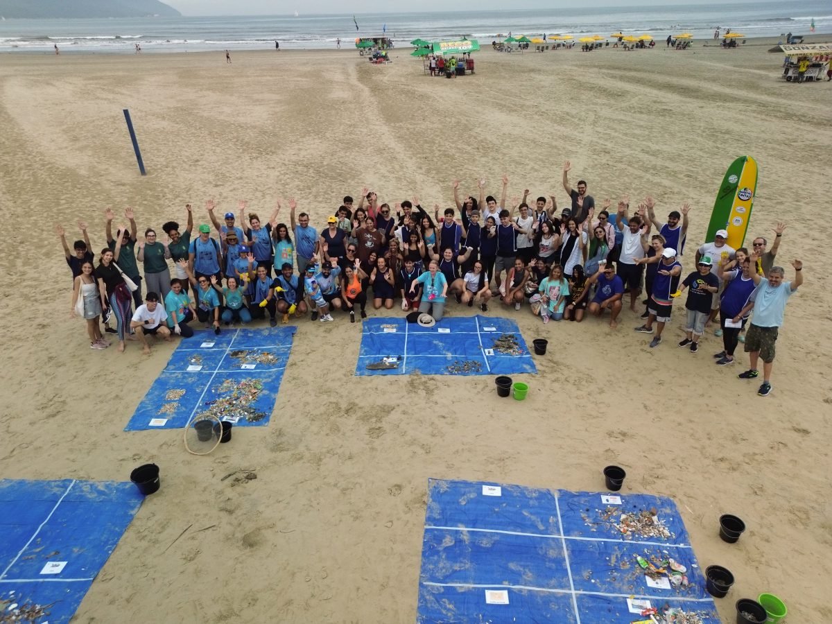 Mutirão na Praia do Gonzaga mobiliza 170 voluntários e recolhe mais de 600 resíduos em ação de educação ambiental