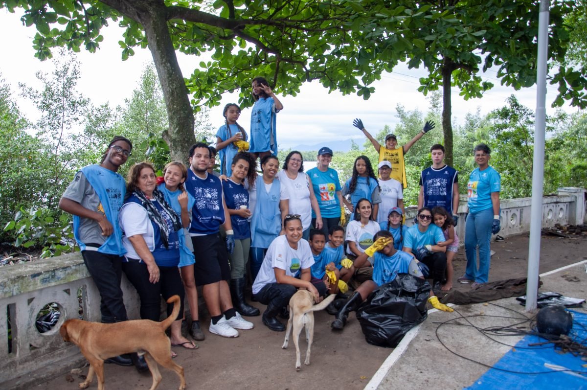 Mutirões de limpeza já retiraram mais de duas toneladas de resíduos de manguezal em Santos, rico em biodiversidade