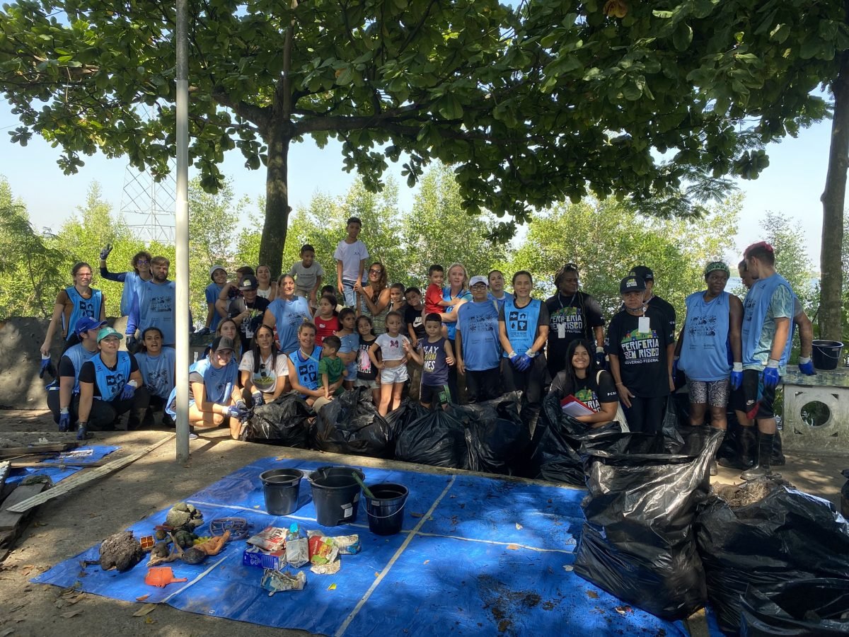 Mais de 1 tonelada de resíduos é retirada de manguezal em ação que fortalece o trabalho em rede no Jardim São Manoel, em Santos