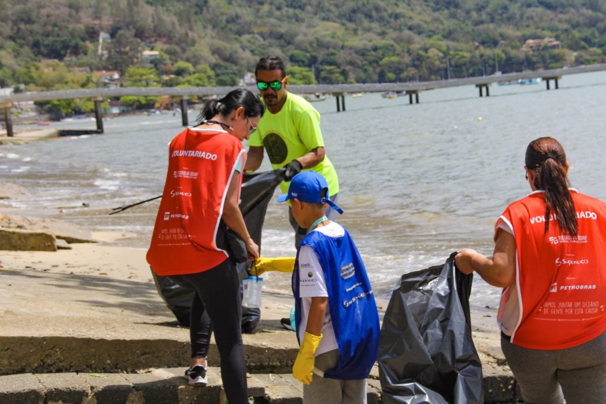 Projeto Tecendo as Águas retira mais de 18 toneladas de resíduos do litoral paulista na Década do Oceano com mobilização de comunidades e rede de parceiros